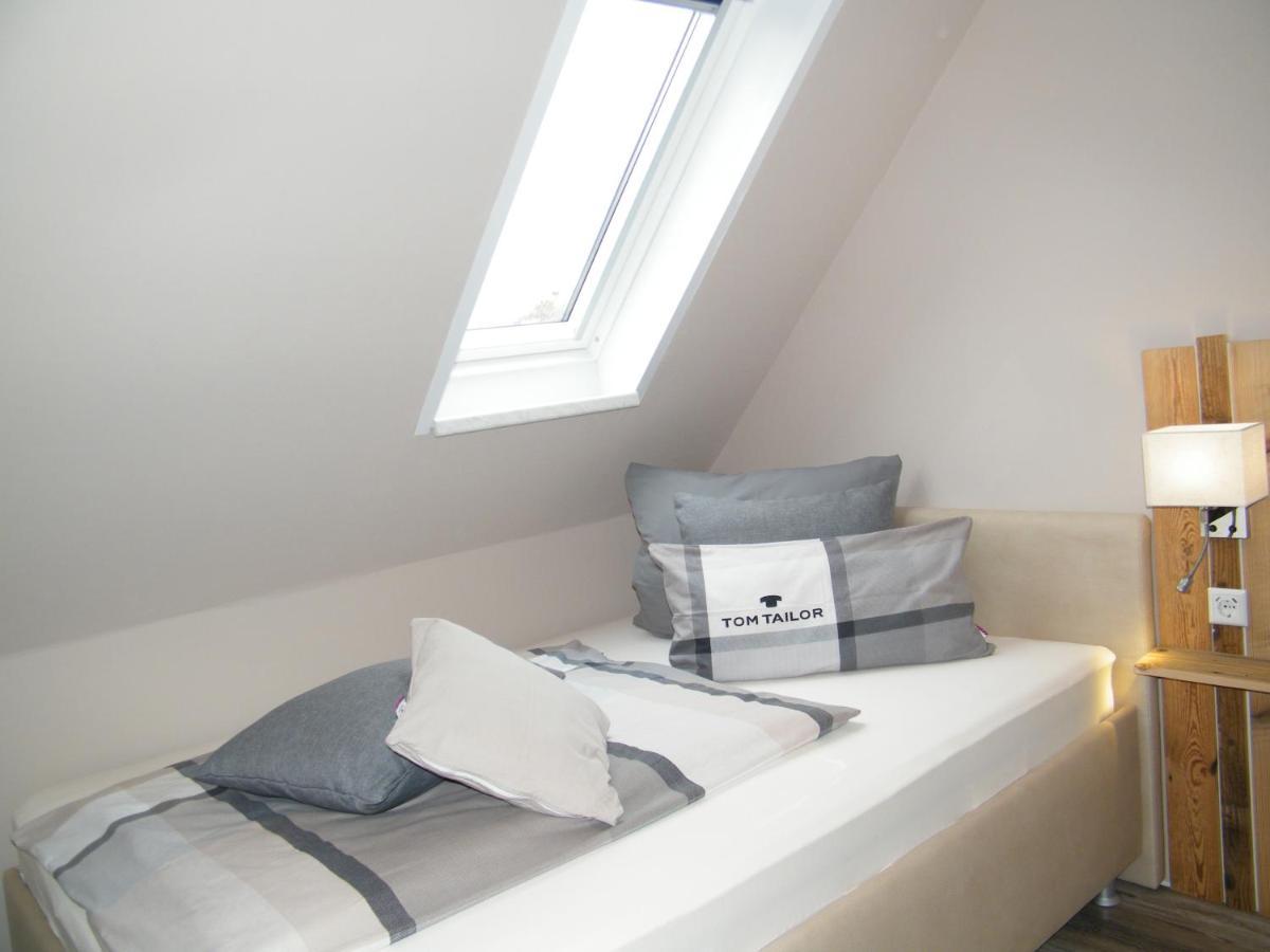 Gastehaus " Schone Aussicht " Appartement Neuharlingersiel Buitenkant foto