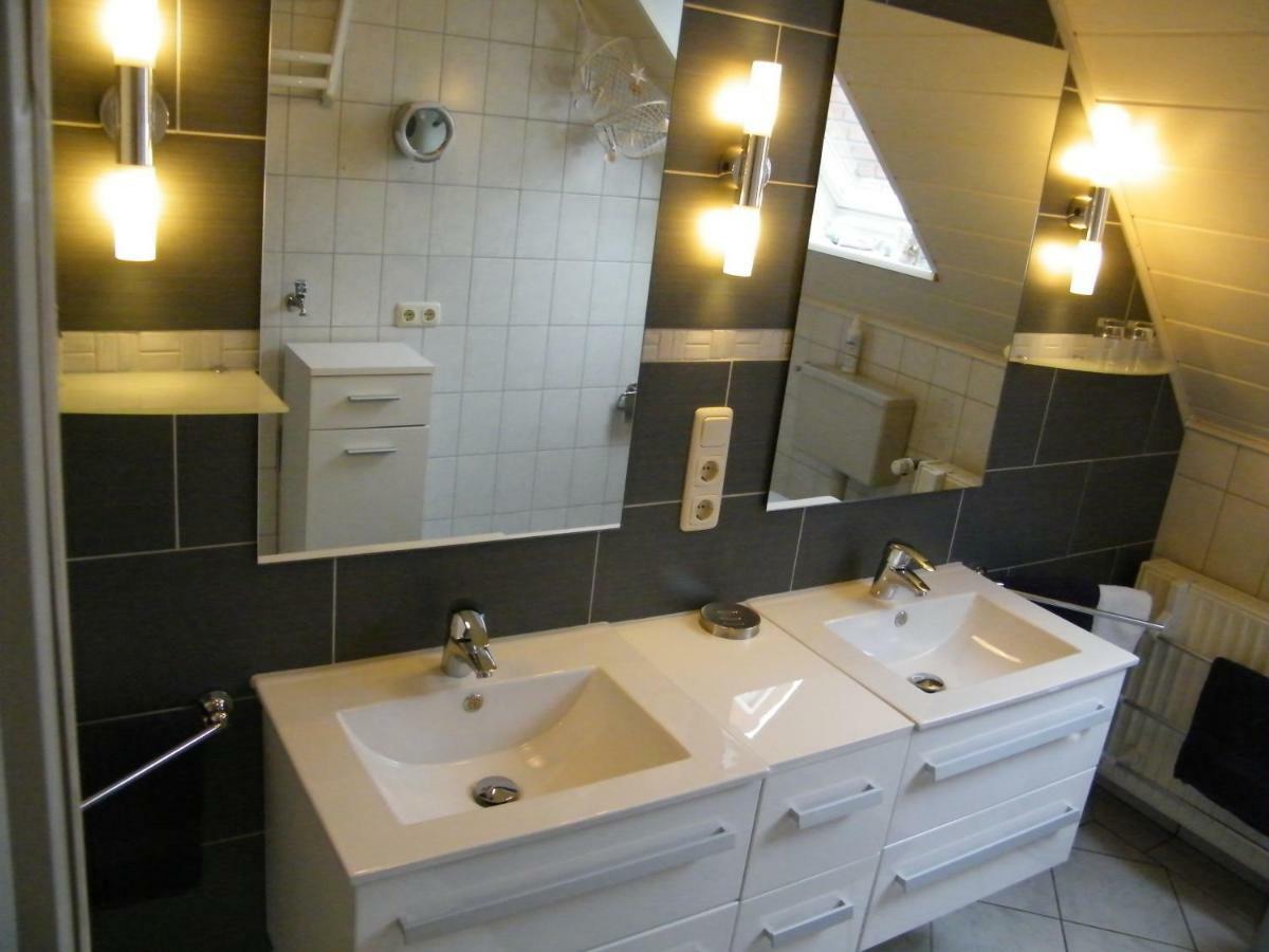 Gastehaus " Schone Aussicht " Appartement Neuharlingersiel Buitenkant foto